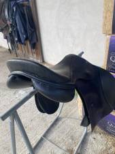 Selle Mixte Cuir FelsBach – 17,5 Pouces – Noire – Neuve (détail Emballage)
