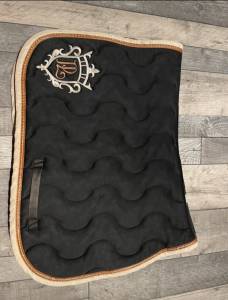 Tapis P&eacute;n&eacute;lope noir et camel taille cob 