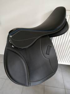 Selle Norton synth&eacute;tique 17.5"