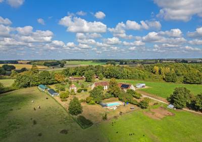 Propri&eacute;t&eacute; avec piscine, un g&icirc;te, boxes, carri&egrave;re, 12 HA