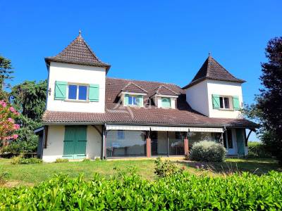 Grande maison traditionnelle avec d&eacute;pendances agricoles sur 6 h