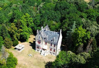 Manoir du 19eme si&egrave;cle avec chambres d'h&ocirc;tes, en vall&eacute;e de l'