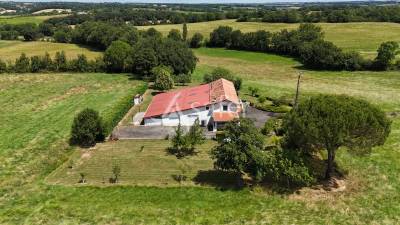 Maison de campagne tr&egrave;s proche des commodit&eacute;s