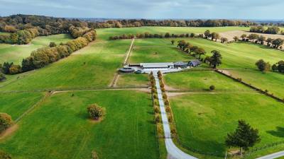 HARAS TR&Egrave;S FONCTIONNEL 45,5 HA