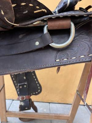 Selle western en cuir grav&eacute;e &ndash; Tr&egrave;s bel &eacute;tat
