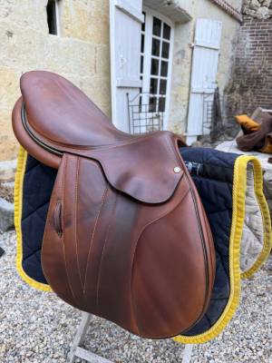 Selle Butet 17 pouces en parfait &eacute;tat doubl&eacute;e veau 