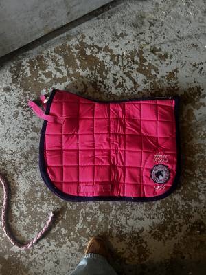 Tapis d&rsquo;&eacute;quitation rose fouganza