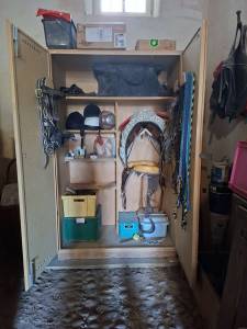 Armoire de sellerie en bois