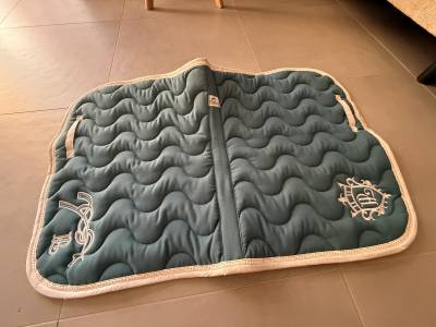 Tapis de selle P&eacute;n&eacute;lope Leprevost bleu canard T. Cheval