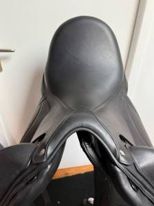 Selle dressage Arion 2024 / D4, Si&egrave;ge taille 18 avec Q2