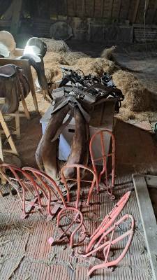 Ensemble de selles et supports de selles