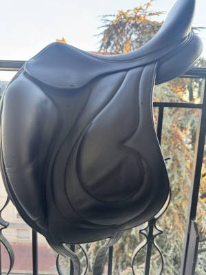 Selle Antar&egrave;s Cadence dressage noire 17 pouces + &eacute;trier