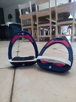 Étriers flex on bleu marine et rose