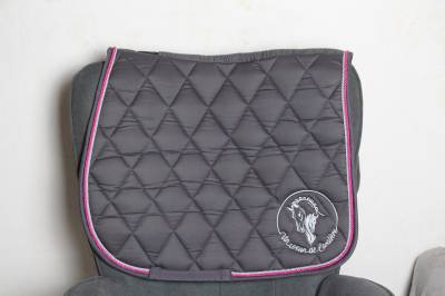 Tapis de selle Un Coeur de cavalière Gris