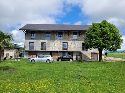 Maison r&eacute;nov&eacute;e avec des mat&eacute;riaux de qualit&eacute;