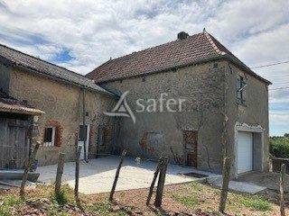 Maison et pr&eacute;s