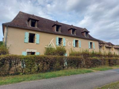 R&eacute;sidence avec appartements meubl&eacute;s sur 11ha en P&eacute;rigord noir