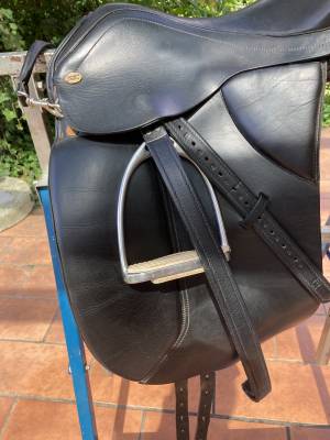 Selle de dressage. Cuir noir.