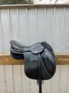 Selle Mixte Jump'In noire 17 pouces