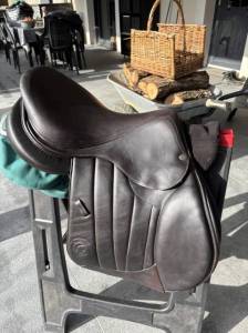 selle forestier noir modele seoul2019 de 17 pouce 