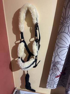 Licol à moumoute noir avec la longe 