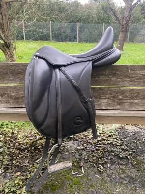 Selle de dressage noire