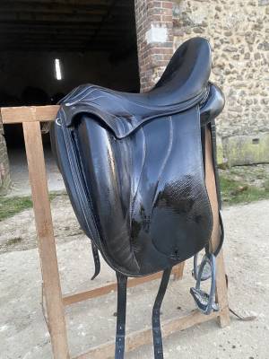 A VENDRE : SELLE DE DRESSAGE ANTARÈS 