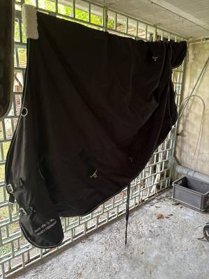 Couverture imperméable noire cheval 