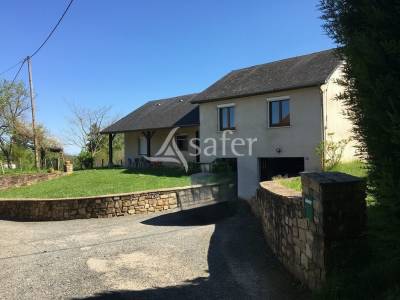 Propri&eacute;t&eacute; b&acirc;tie compos&eacute;e de 3 maisons et environ 8 ha de fon