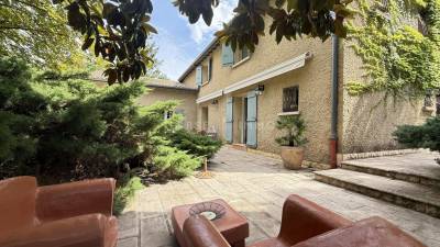 Dr&ocirc;me - Belle b&acirc;tisse avec terres agricoles et &eacute;curie