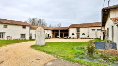 Propri&eacute;t&eacute; &eacute;questre cl&eacute; en main de 4 hectares (01)