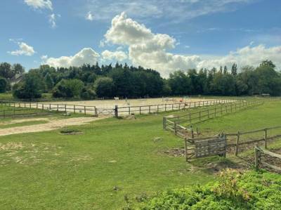 Centre Equestre &agrave; Houdan sur 12 hectares