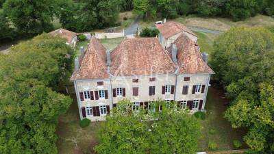 Maison de ma&icirc;tre et g&icirc;tes sur 11ha en P&eacute;rigord vert