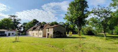 Belle ferme r&eacute;nov&eacute;e avec grand terrain et d&eacute;pendances