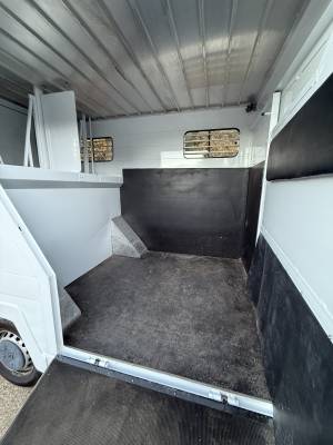 &Agrave; vendre petit camion chevaux 