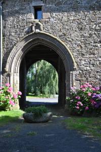 Proche c&ocirc;te de granit rose, ancien manoir du XIVe 