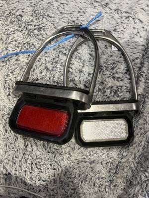 Etrier adulte cheval &eacute;quitation m&eacute;tal r&eacute;fl&eacute;chissant 