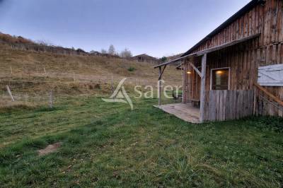 B&acirc;timent d'&eacute;levage avec habitation autonome sur 1,3 ha proch