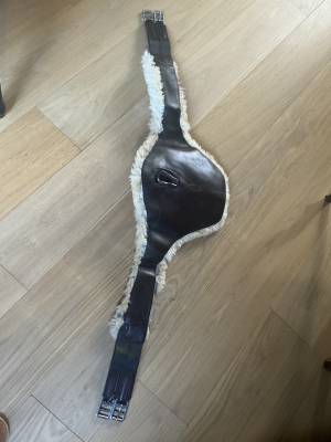 Sangle bavette cuir 135 cm 