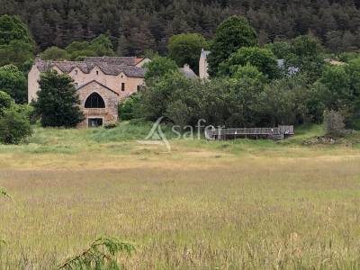 Propri&eacute;t&eacute; en pierre sur 5 hectares proximit&eacute; Aveyron