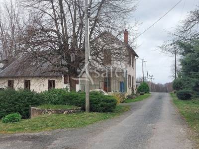 Ensemble b&acirc;ti avec environ 12ha60 et son plan d'eau.