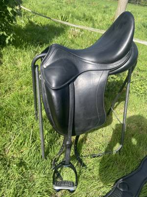 Selle CHILDERIC 17.5 &eacute;quip&eacute;e. Tr&egrave;s bon &eacute;tat. 