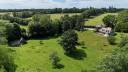 DOMAINE NORMAND COMPOSÉ DE TROIS MAISONS SUR UN PARC ARBORÉ DE