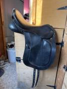 Selle dressage cuir noir 