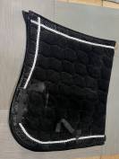 Tapis spectacle ib&eacute;rique noir velours cheval liser&eacute; arg
