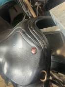 Selle dressage 17,5" noir quartier taille M&eacute;dium 
