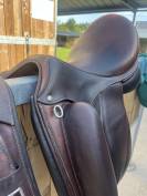 Selle de dressage toute &eacute;quip&eacute;e 