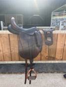 Selle de dressage toute &eacute;quip&eacute;e 