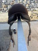 Selle de dressage toute &eacute;quip&eacute;e 