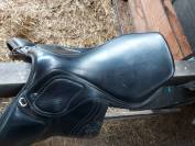 Selle d'&eacute;quiation Ikonic Evolution Line Taille : 17.5"